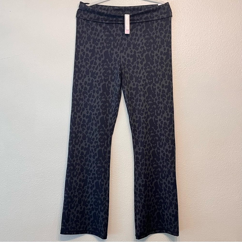 Victoria Secret Incredible Essential Legging Yoga Pants Black Leopard Print NEW